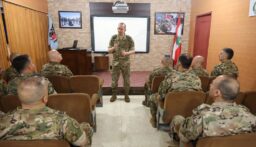 قائد الجيش يتفقد غرفة العمليات المركزية في منطقة الجنوب وقيادة لواء المشاة الخامس ويطّلع على إجراءات حفظ أمن العملية الانتخابية في الجنوب