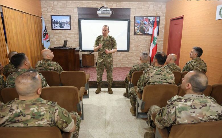 قائد الجيش يتفقد غرفة العمليات المركزية في منطقة الجنوب وقيادة لواء المشاة الخامس ويطّلع على إجراءات حفظ أمن العملية الانتخابية في الجنوب