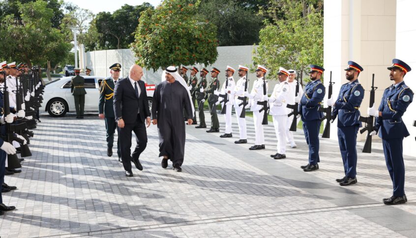 بيان لبناني-اماراتي مشترك لمناسبة زيارة الرئيس عون الى الامارات: الشيخ محمد بن زايد آل نهيان عبر عن حرصه على العمل المشترك واكد على دعم دولة الإمارات لأمن واستقرار وسيادة لبنان