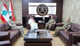لقاء بين قائد الجيش والسفير السعودي
