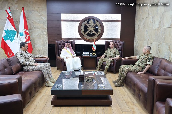 لقاء بين قائد الجيش والسفير السعودي