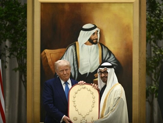 بالفيديو: محمد بن زايد يمنح ترامب “وسام الشيخ زايد”