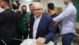 بالصور: سلام يدلي بصوته في الانتخابات البلدية والاختيارية