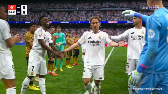 دموع في الممر الشرفي.. مودريتش يغادر ريال مدريد باكيا