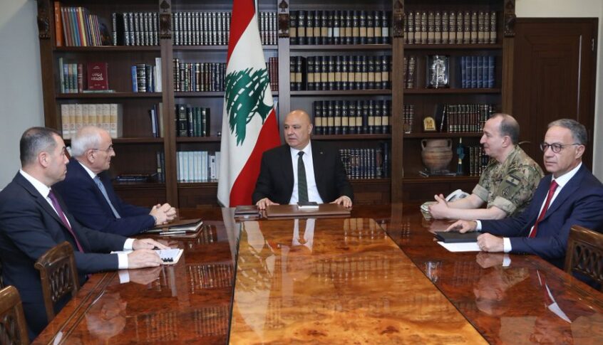 الرئيس عون يترأس اجتماعًا أمنيًا بحضور وزير الدفاع، اللواء ميشال منسى، وقائد الجيش، العماد رودولف هيكل، ومدير المخابرات، العميد أنطوان قهوجي، والمستشار الأمني والعسكري، العميد أنطوان منصور