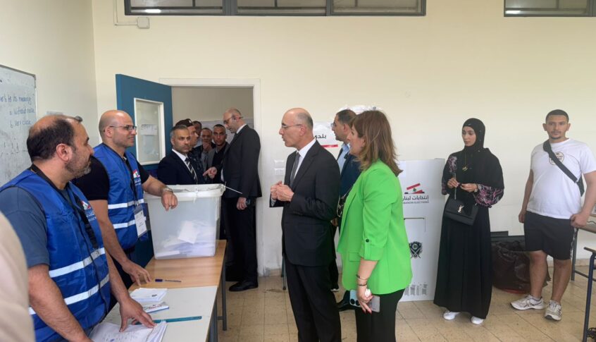 وصول وزير الداخلية والبلديات أحمد الحجار إلى مدرسة تكميلية المقالع الرسمية في المنية حيث يتفقد سير العملية الانتخابية