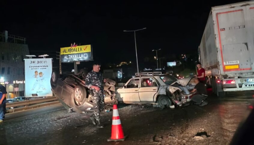  حادث سير مروّع على المسلك الشرقي لأوتوستراد غزير ما أدى إلى انقلاب سيارة وسط الطريق نتج عنه جريحة بحالة طفيفة وتسبب بزحمة سير خانقة في المحلة