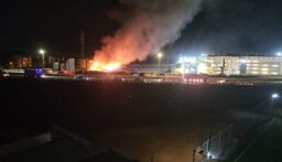 بالصور: حريق هائل يلتهم منتجعًا في طرابلس
