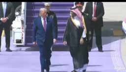 بالفيديو- ولي العهد السعودي يستقبل الرئيس الأميركي لدى وصوله إلى الرياض