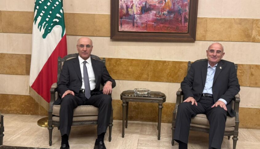 وزير الدفاع يتفقد مع وزير الداخلية غرفة العمليات الخاصة بالانتخابات البلدية والاختيارية في وزارة الداخلية