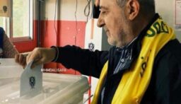 وفيق صفا يمارس حقه في الاقتراع