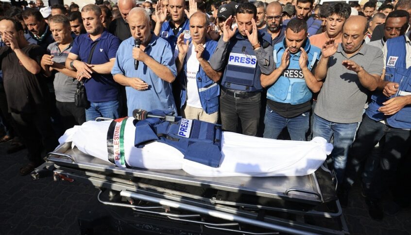 استشهاد صحافي وعدد من أفراد عائلته في قصف العدو جباليا