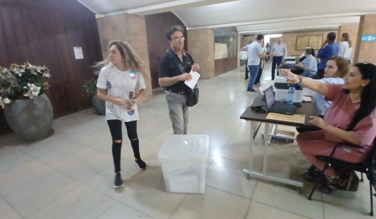 محافظ الجنوب سلم صناديق الاقتراع لرؤساء الاقلام في صيدا وقرى قضائها