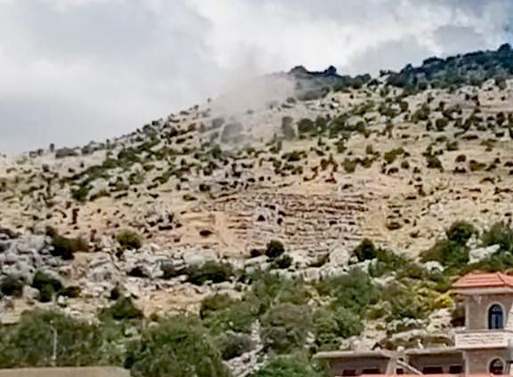 مدفعية العدو تستهدف منطقة “شعب الحافور” في اطراف بلدة كفرشوبا بالتزامن مع اطلاق رشقات رشاشة بإتجاه المنطقة (المنار)