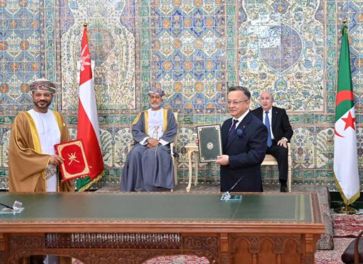 الرئيس الجزائري وسلطان عمان يبحثان تعزيز العلاقات وقضايا إقليمية ودولية