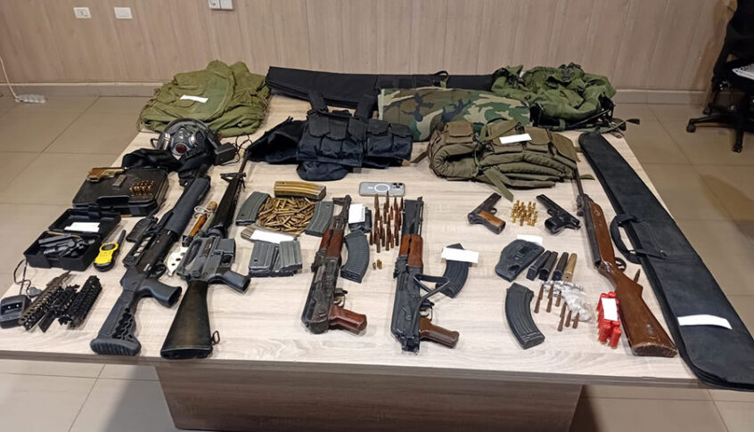 الجيش: عمليات دهم وتوقيف ١١١ شخصًا وضبط كمية من الأسلحة والذخائر الحربية