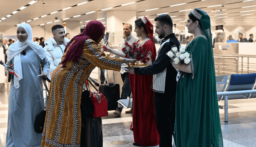 سفير لبنان في الإمارات نشر صورًا من إستقبال الوافدين الإماراتيين في مطار بيروت