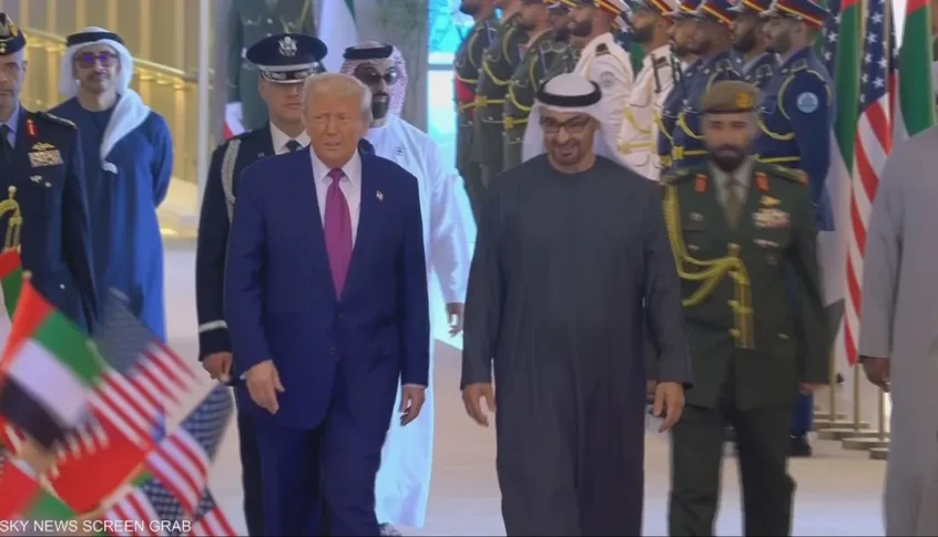 محمد بن زايد في مقدّمة مستقبليه.. ترامب يصل إلى أبوظبي