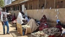 الكوليرا تفتك بالسودانيين ومرضى يتلقّون العلاج في الشوارع