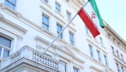 السفير الإيراني لدى بريطانيا يحذّر من “عمليات العلم الكاذب”للإضرار بالعلاقات