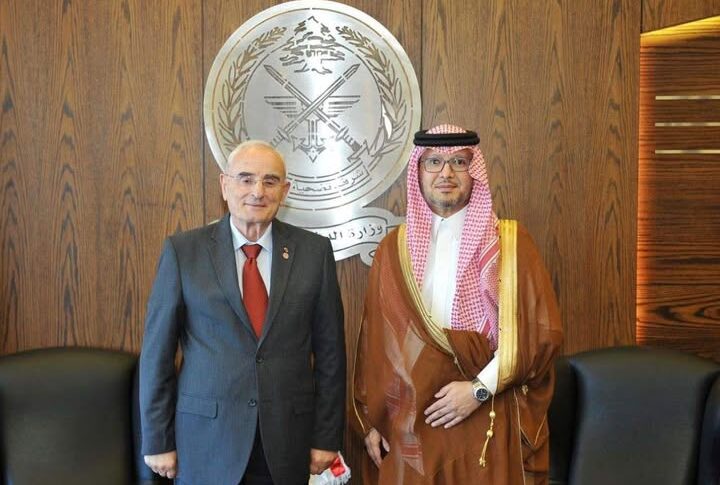وزير الدفاع عرض مع بخاري سبل تعزيز التنسيق العسكري بين لبنان والمملكة