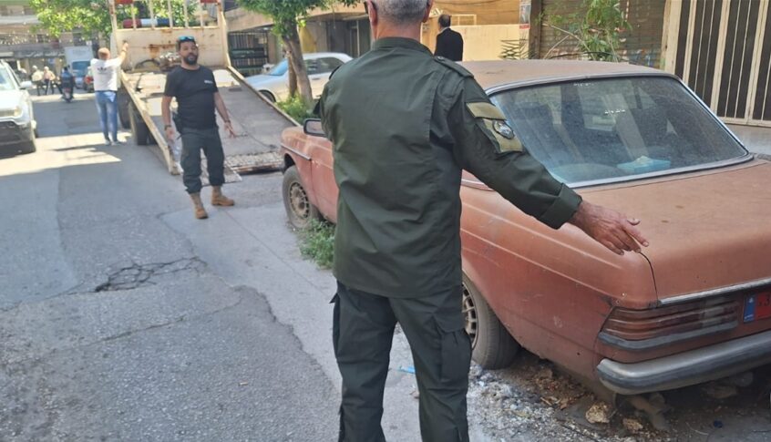 شرطة بلدية طربلس بدأت برفع السيارات المهملة والمتروكة في الشوارع