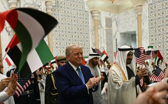 بالفيديو: رئيس دولة الإمارات يستقبل الرئيس الأميركي في قصر الوطن