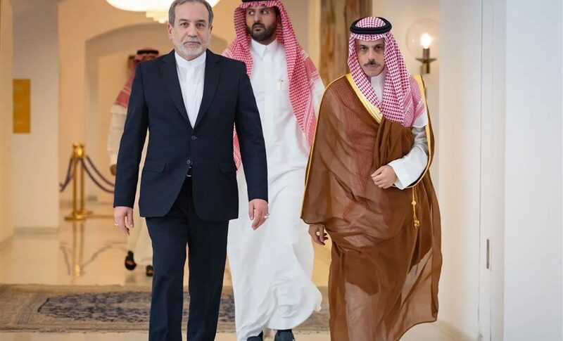 عراقجي يجري مباحثات مع وزير الخارجية السعودي في جدة