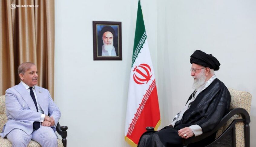 خامنئي يستقبل رئيس وزراء باكستان