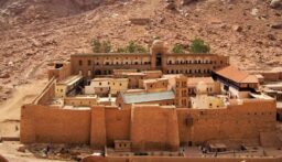 السيسي يؤكد لرئيس الوزراء اليوناني التزام مصر بالحفاظ على المكانة الدينية الفريدة لدير سانت كاترين