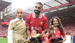محمد صلاح يحتفل مع عائلته بجوائزه