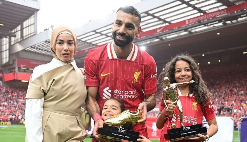 محمد صلاح يحتفل مع عائلته بجوائزه