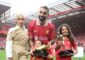 محمد صلاح يحتفل مع عائلته بجوائزه