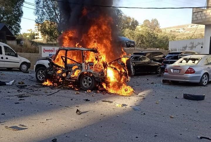 مسيرة اسرائيلية استهدفت سيارة بصاروخ موجه على طريق الجامعات بين كفررمان والنبطية(صورة)