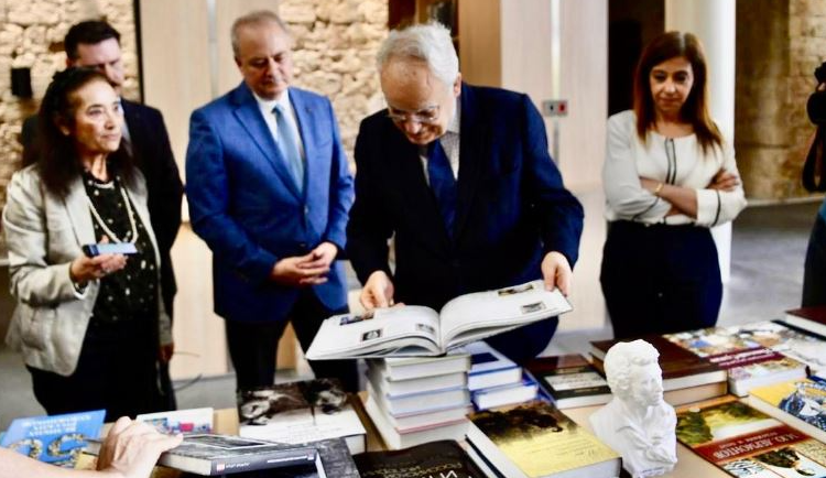 غسان سلامة تسلم من السفير الروسي مجموعة كتب هبة الى المكتبة الوطنية: خطوة على درب تعزيز العلاقات الثقافية
