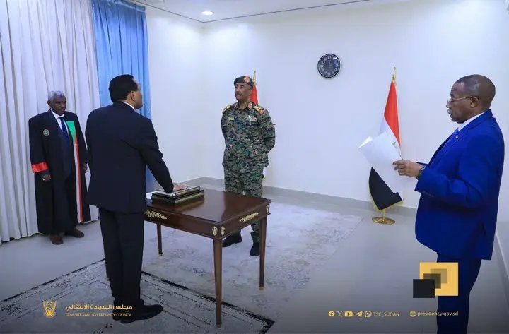 كامل إدريس يؤدي اليمين الدستورية رئيساً لوزراء السودان أمام البرهان