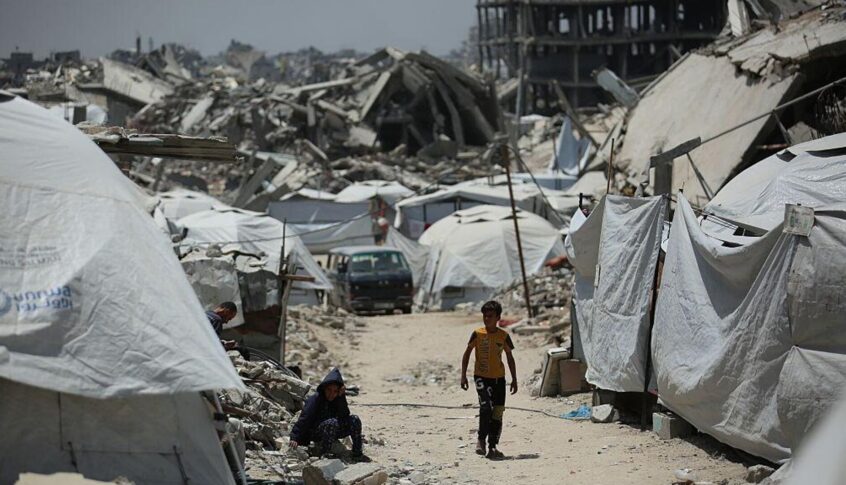 استشهاد 7 فلسطينيين بينهم 5 من عائلة واحدة إثر قصف الاحتلال غزة ورفح