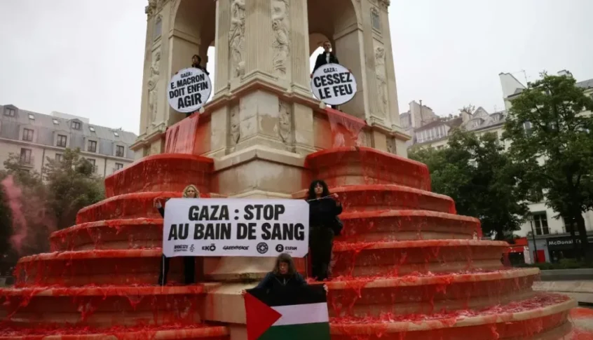 تنديداً بـ«حمام الدم» في غزة.. ناشطون يصبغون نافورة باريس باللون الأحمر