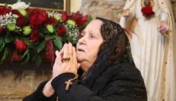 الموت يغيب رسولة أشهر معجزة للقديس شربل…السيدة نهاد الشامي