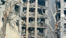 وسائل إعلام إسرائيلية: ارتفاع عدد القتلى من جراء سقوط صاروخ بشكل مباشر على مبنى في بئر السبع إلى 11 قتيلاً