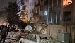 ايران.. تعليق يافطات عملاقة في قلب العاصمة طهران تحمل رسائل موجهة لـ”إسرائيل”