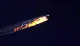 صورة اولية لحظة اصابة المقاتلة الاسرائيلية ويرجح انها من نوع F16