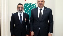 الرئيس عون يمنح الفنان جورج خباز وسام الاستحقاق اللبناني الفضي