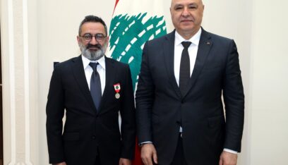 الرئيس عون يمنح الفنان جورج خباز وسام الاستحقاق اللبناني الفضي