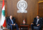 وزير الدفاع عرض الاوضاع مع زواره