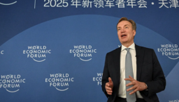 رئيس WEF: الوضع الجيوسياسي الحالي هو الأكثر تعقيدا منذ عقود