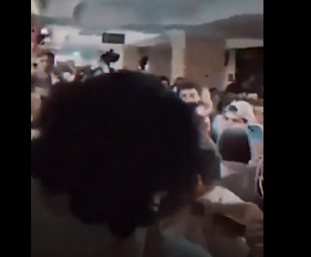بالفيديو: تدافع وتشابك بالأيدي بين إسرائيليين في أحد الملاجئ، قبيل بدء وصول صواريخ أطلقتها إيران