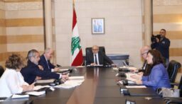 رئيس الحكومة يترأس اجتماعًا للمجلس الأعلى للخصخصة ويلتقي وفدًا من “عائلات ضحايا زوارق الموت في الشمال”
