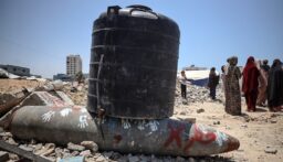 “الأونروا”: جياع غزة يزحفون تحت وابل القصف الإسرائيلي للبحث عن الطعام!