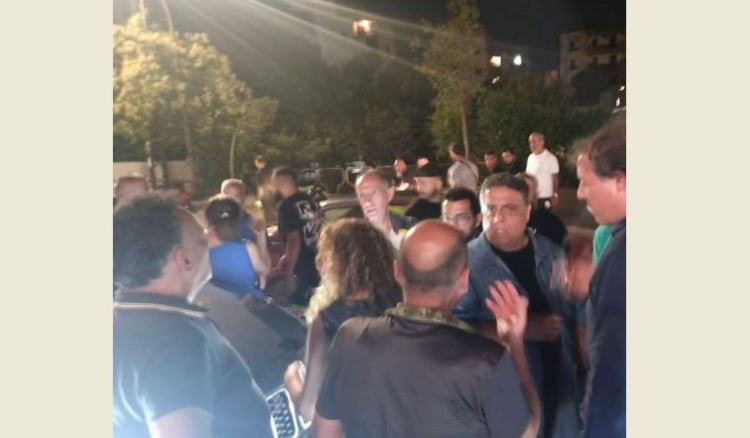 تجمع في محيط كنيسة سيّدة المعونات في زوق مكايل احتجاجا على إشكال حي المقابر